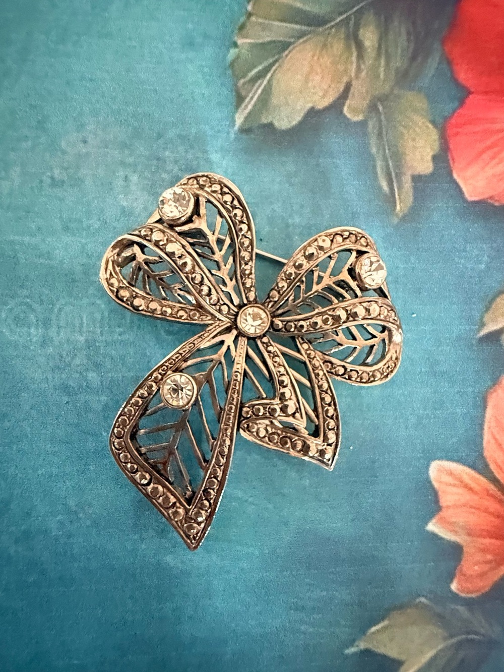 Vintage-Inspired Silver Bow Brooch with Clear Crystals